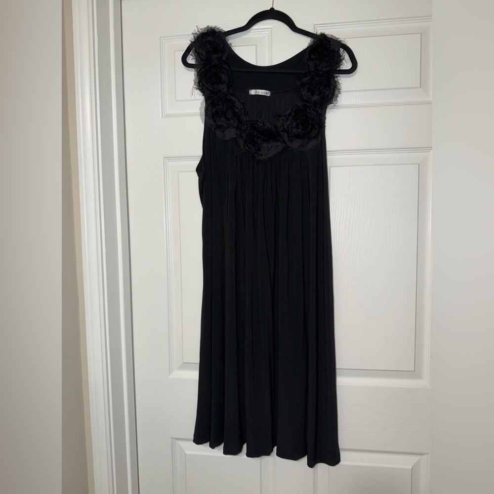 Elegant Black Sleeveless Dress with Floral Detail
